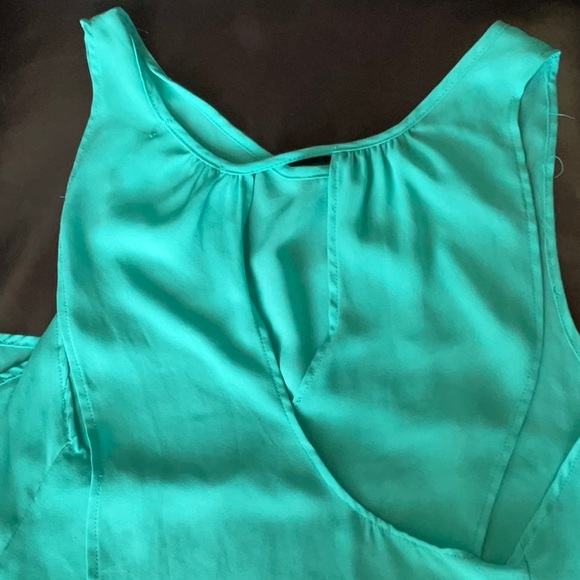 Two Flowy Tanks - Picture 2 of 4